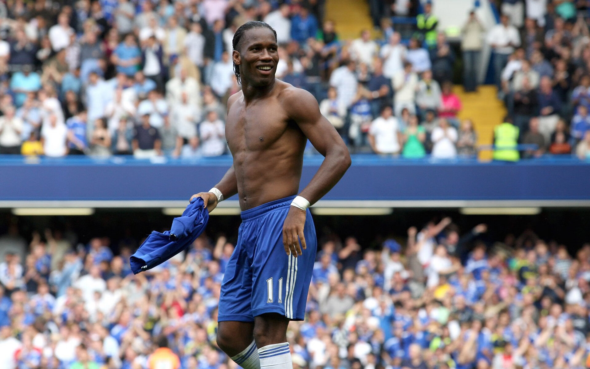 主队球员在比赛中发挥出色，拿下胜利，足球比赛主队在前面还是后面